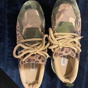 Size 6 Steve Madden designer sneakers